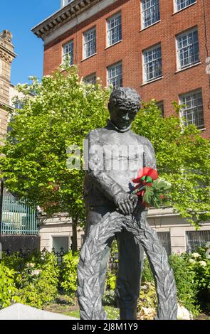 MV Derbyshire Memorial nel Giardino della chiesa parrocchiale di nostra Signora e San Nicola a Liverpool Foto Stock