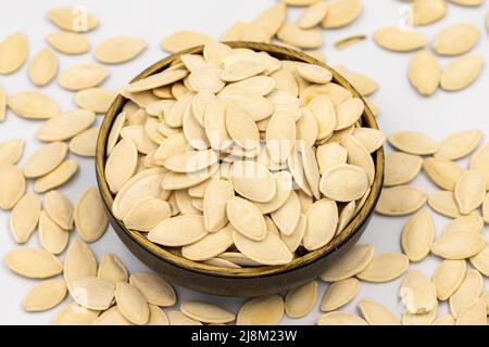 Semi di zucca sgusciati su sfondo bianco. Primo piano. Nome locale kabak cekirdegi Foto Stock