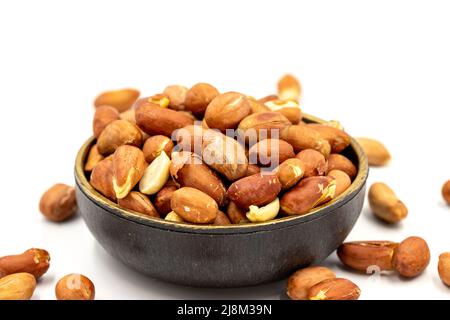 Noccioline su sfondo bianco. Primo piano. Nome locale yer fistigi Foto Stock