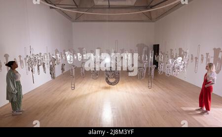 Tate Britain, Londra, Regno Unito. 17 maggio 2022. L'artista contemporaneo britannico Cornelia Parker è responsabile di alcune delle opere d'arte più uniche e indimenticabili degli ultimi 30 anni. Parker trasforma oggetti apparentemente quotidiani in opere d’arte straordinarie. Le opere di Parker esplorano questioni contemporanee come la violenza, i diritti umani e il disastro ambientale. Immagine: Cornelia Parker, Perpetual Canon, una mute marching band fatta per uno spazio circolare. Credit: Malcolm Park/Alamy Live News. Foto Stock