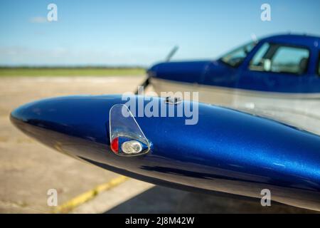 fotografia selettiva del fuoco del lato di un'ala di piano luminoso Foto Stock