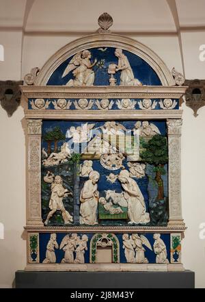 Natività e Adorazione dei pastori - terracotta invetriata - bottega di Andrea della Robbia - 1485 - Sansepolcro (Ar),Italia, Museo Civico Foto Stock