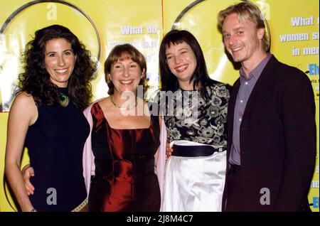 Foto di archivio datata 7/10/1999 delle stelle e dello scrittore di Fanny ed Elvis alla sua prima al Leeds Film Festival (da sinistra a destra) attrice Gaynor Faye , scrittore Kay Mellor, e attori Kerry Fox e ben Daniels. Mellor, meglio noto per la serie di scrittura tra cui Fat Friends, The Syndicate and Band of Gold, è morto all'età di 71 anni, un portavoce per la sua società di produzione TV Rollem Productions ha detto. Data di emissione: Martedì 17 maggio 2022. Foto Stock