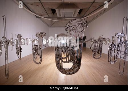 Tate Britain, Londra, Regno Unito. 17 maggio 2022. L'artista contemporaneo britannico Cornelia Parker è responsabile di alcune delle opere d'arte più uniche e indimenticabili degli ultimi 30 anni. Parker trasforma oggetti apparentemente quotidiani in opere d’arte straordinarie. Le opere di Parker esplorano questioni contemporanee come la violenza, i diritti umani e il disastro ambientale. Immagine: Cornelia Parker, Perpetual Canon, una mute marching band fatta per uno spazio circolare. Credit: Malcolm Park/Alamy Live News. Foto Stock