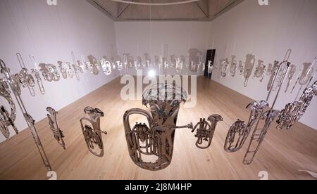 Tate Britain, Londra, Regno Unito. 17 maggio 2022. L'artista contemporaneo britannico Cornelia Parker è responsabile di alcune delle opere d'arte più uniche e indimenticabili degli ultimi 30 anni. Parker trasforma oggetti apparentemente quotidiani in opere d’arte straordinarie. Le opere di Parker esplorano questioni contemporanee come la violenza, i diritti umani e il disastro ambientale. Immagine: Cornelia Parker, Perpetual Canon, una mute marching band fatta per uno spazio circolare. Credit: Malcolm Park/Alamy Live News. Foto Stock