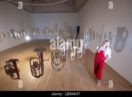 Tate Britain, Londra, Regno Unito. 17 maggio 2022. L'artista contemporaneo britannico Cornelia Parker è responsabile di alcune delle opere d'arte più uniche e indimenticabili degli ultimi 30 anni. Parker trasforma oggetti apparentemente quotidiani in opere d’arte straordinarie. Le opere di Parker esplorano questioni contemporanee come la violenza, i diritti umani e il disastro ambientale. Immagine: Cornelia Parker, Perpetual Canon, una mute marching band fatta per uno spazio circolare. Credit: Malcolm Park/Alamy Live News. Foto Stock
