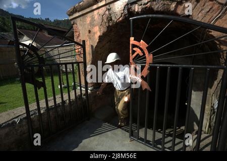 Wilizon, una guida, che cammina fuori dal tunnel di estrazione del carbone a Sawahlunto, un'ex città mineraria del carbone fondata dai colonialisti olandesi alla fine del 19th secolo a Sumatra occidentale, Indonesia. Foto Stock