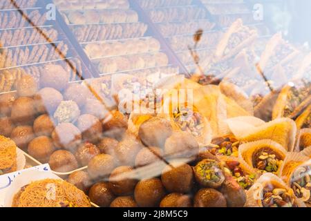 varietà di dolci arabici e dessert, baklava in pasticceria e panetteria Foto Stock