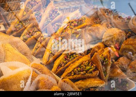 varietà di dolci arabici e dessert, baklava in pasticceria e panetteria Foto Stock