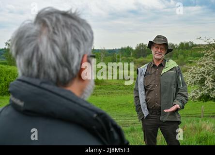 17 maggio 2022, Brandeburgo, Rüdersdorf: GERD Haase (r), NABU Associazione Regionale Strausberg-Märkische Schweiz e. V. colloqui con Axel Vogel (Bündnis 90/Die Grünen), ministro dell'ambiente del Brandeburgo nella riserva naturale e con l'area FFH "Herrensee, Lange-Dammwiesen und Barnim-Hänge". In vista del 30th anniversario della direttiva UE Fauna-Flora-Habitat (FFH) del 21 maggio, il ministro dell'ambiente del Brandeburgo Vogel (Bündnis 90/Die Grünen) ha dato il segnale ufficiale di partenza per le squadre natura 2000 dello stato di Brandeburgo lo stesso giorno in loco. La riserva naturale e FFH Foto Stock