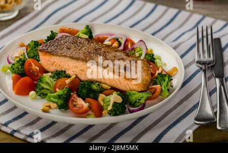 Filetto di salmone sul letto di insalata Foto Stock