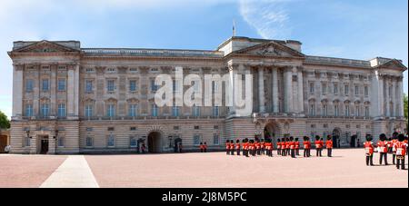 Londra, Inghilterra - 5 maggio 2011 : Buckingham Palace durante una cerimonia del Cambio della Guardia Foto Stock