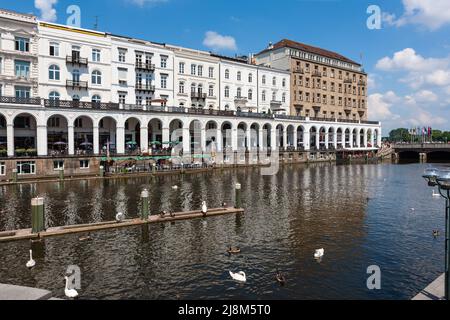 Amburgo, Germania - 12 luglio 2011 : Alsterarkaden. Storica galleria in stile veneziano lungo il lungomare di un canale. Foto Stock