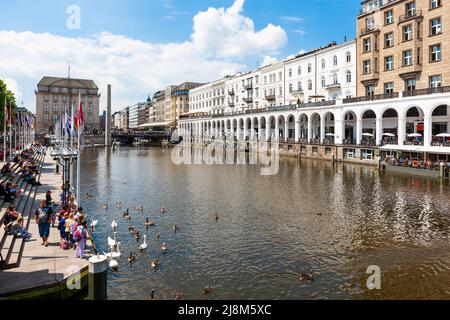 Amburgo, Germania - 12 luglio 2011 : Alsterarkaden. Storica galleria in stile veneziano lungo il lungomare di un canale. Foto Stock