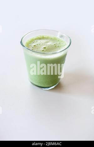 Macha latte | Giapponese Green Tea bicchiere bevanda calda isolata su bianco Foto Stock