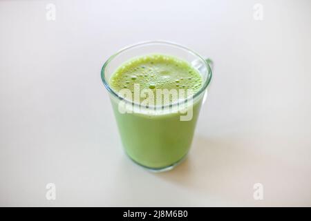 Macha latte | Giapponese Green Tea bicchiere bevanda calda isolata su bianco Foto Stock