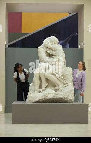 Londra, UK, 17 maggio 2022: Una mostra di grandi opere dell'artista Corelia Parker apre il 18 maggio 2022 a Tate Britain a Londra.'The Distance (A Kiss with String Attached)', 2003, è un dialogo con la famosa scultura di Rodin. Anna Watson/Alamy Live News Foto Stock