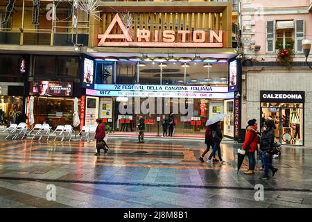 Esterno del Teatro Ariston, famoso per ospitare annualmente il Festival Italiano delle canzoni dal 1977, Sanremo, Imperia, Liguria, Italia Foto Stock
