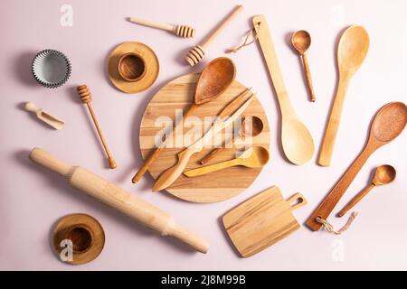 cucina elegante e moderna. utensili da cucina ecologici su sfondo pastello chiaro. disposizione a pianta piatta. vista dall'alto Foto Stock