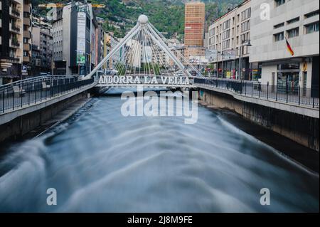 Andorra la Vella, Andorra. 2022 maggio 18. Pont de Paris sullo sfondo e l'opera di Salvador Dali Nobleza del Tiempo nell'estate 2022. Foto Stock