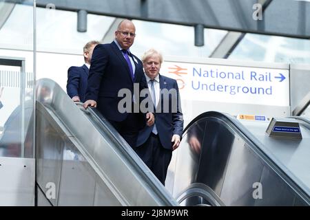 Andy Lord, amministratore delegato della metropolitana di Londra (sinistra) e primo ministro Boris Johnson presso la stazione di Paddington a Londra, per segnare il completamento del progetto Crossrail di Londra viaggiando sulla linea Elizabeth. Data foto: Martedì 17 maggio 2022. Foto Stock