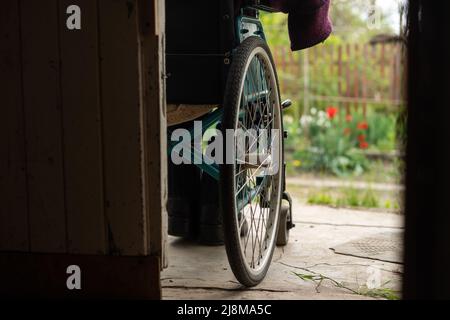 sedia a rotelle in un edificio abbandonato Foto Stock