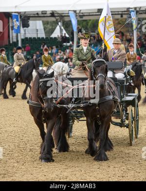 Lady Louise Mountbatten-Windsor guida HM la regina cadde ponies e la carrozza di suo nonno al Royal Windsor Horse Show 2022 © 2021 Nico Morgan. Tutti i diritti riservati Foto Stock