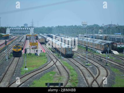 Agartala. 17th maggio 2022. La foto scattata il 17 maggio 2022 mostra treni espressi cancellati a causa di frane e lavaggi di tunnel innescati da forti piogge ad Assam, alla stazione ferroviaria di Agartala ad Agartala, la capitale dello stato nord-orientale dell'India di Tripura. Credit: Str/Xinhua/Alamy Live News Foto Stock