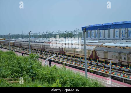 Agartala. 17th maggio 2022. La foto scattata il 17 maggio 2022 mostra treni espressi cancellati a causa di frane e lavaggi di tunnel innescati da forti piogge ad Assam, alla stazione ferroviaria di Agartala ad Agartala, la capitale dello stato nord-orientale dell'India di Tripura. Credit: Str/Xinhua/Alamy Live News Foto Stock