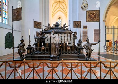 Germania Baviera Monaco di Baviera. Frauenkirche. Il Dom (Cattedrale di nostra Cara Signora). Cenotafi dell'imperatore Luigi IV di Hans Krumpper Foto Stock