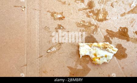 i resti di pizza sullo sfondo di una scatola di cartone con spazio per la copia del testo Foto Stock