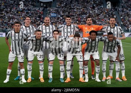 I giocatori della Juventus posano per una foto di squadra durante la Serie Una partita di calcio 2021/2022 tra la Juventus FC e la SS Lazio allo stadio della Juventus di Torino (Ita Foto Stock