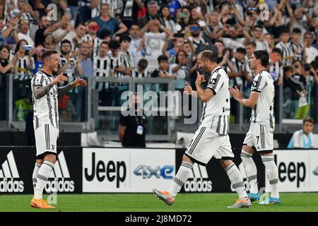 Giorgio Chiellini della Juventus FC (c) scherza con Federico Bernardeschi durante la Serie a 2021/2022 tra Juventus FC e SS Lazio, CH Foto Stock