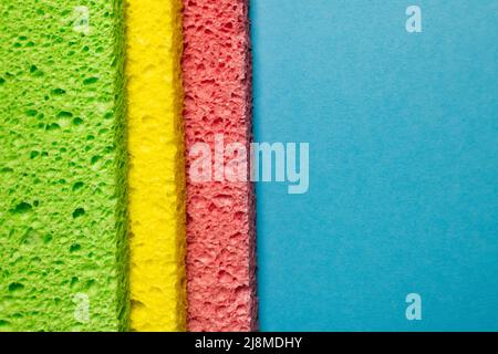 vista dall'alto dei tappeti in spugna multicolore assorbenti su sfondo blu Foto Stock