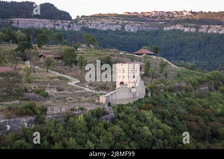 Resti di Trapezitsa medievale nella città di Veliko Tarnovo, centro amministrativo della provincia di Veliko Tarnovo nel nord centro della Bulgaria Foto Stock