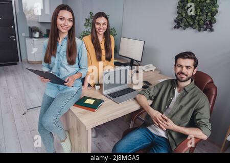 Ritratto di attraente gente allegra esperti di vendita che sviluppano l'azienda digitale che genera il disegno di strategia alla stazione di posto di lavoro all'interno Foto Stock