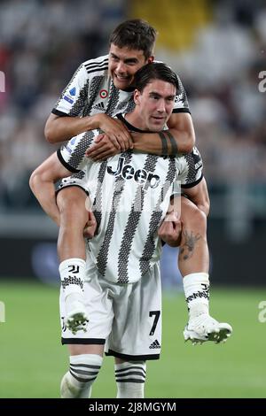 Torino, Italia. Maggio 16 2022, Dusan Vlahovic (F) e Paulo Dybala della Juventus FC guardano alla fine della serie A matchbetween Juventus FC e SS Lazio allo Stadio Allianz il 16 2022 maggio a Torino. Foto Stock