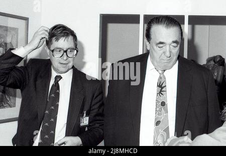 Il Dr. Alan Borg (a sinistra), Direttore Generale dell'Imperial War Museum, partecipa a un evento stampa con Robert Maxwell, Presidente della Mirror Group Newspaper, presso l'Imperial War Museum di Londra, Inghilterra, il 17 aprile 1991. Foto Stock