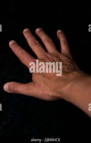 Vene sporgenti nel corpo umano, forme del corpo umano, medicina, esperimenti del corpo umano. Vene di sangue del corpo umano. Mano umana. Foto Stock