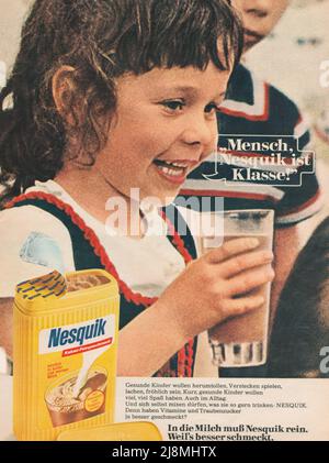 Vintage retro carta pubblicità di Nesquik cioccolato bere bambini bere Nesquik bere da bicchieri con paglia carta tedesca annuncio dal 1980s Foto Stock