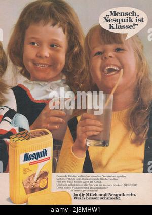 Vintage retro carta pubblicità di Nesquik cioccolato bere bambini bere Nesquik bere da bicchieri con paglia carta tedesca annuncio dal 1980s Foto Stock