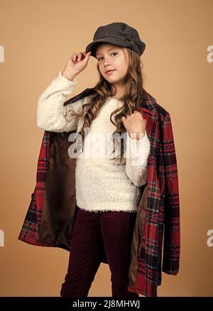 ragazza adolescente in giacca vintage a scacchi, felice infanzia, bellezza e moda. Foto Stock
