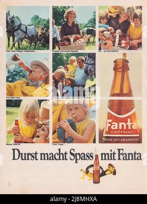 Vintage retro paper pubblicità di Fanta drink Durst macht spass mit Fanta Fanta bottiglia con cannucce Foto Stock