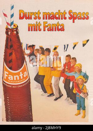 Vintage retro paper pubblicità di Fanta drink Durst macht spass mit Fanta Fanta bottiglia con cannucce Foto Stock