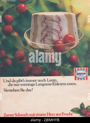 Vintage retro paper advertisation of Lagnese Algida gelato Algida Langnese con frutti rossi bacche Foto Stock