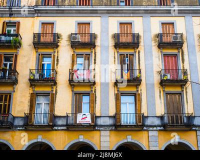 Finestre in Piazza dell'Indipendenza di Girona - Spagna Foto Stock