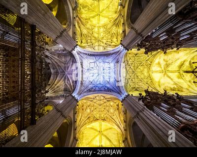Volta a stella in stile gotico di fronte alla Cappella principale - Cattedrale di Siviglia, Spagna Foto Stock