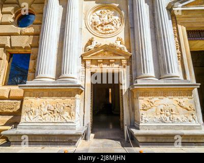 Ingresso al Palazzo di Carlo V - complesso dell'Alhambra - Granada, Spagna Foto Stock