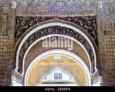 Porta ad arco ornata con disegni arabeschi e Mocarabe nel Palazzo Comares di Nasrid - complesso Alhambra - Granada, Spagna Foto Stock