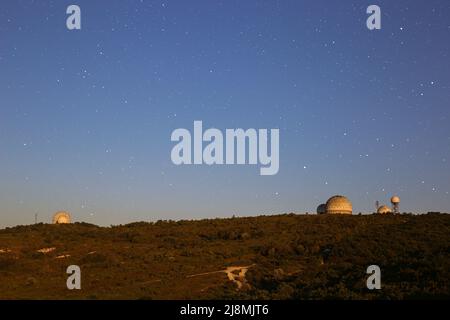 Osservatori astronomici su una collina di montagna in serata al tramonto con un cielo stellato chiaro Foto Stock